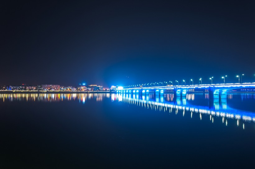 夜晚城市的水中倒影图片(13张)