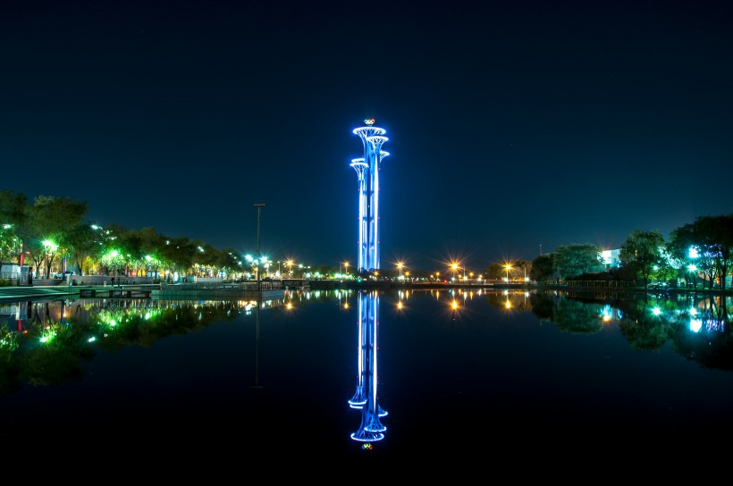 夜晚城市的水中倒影图片(13张)