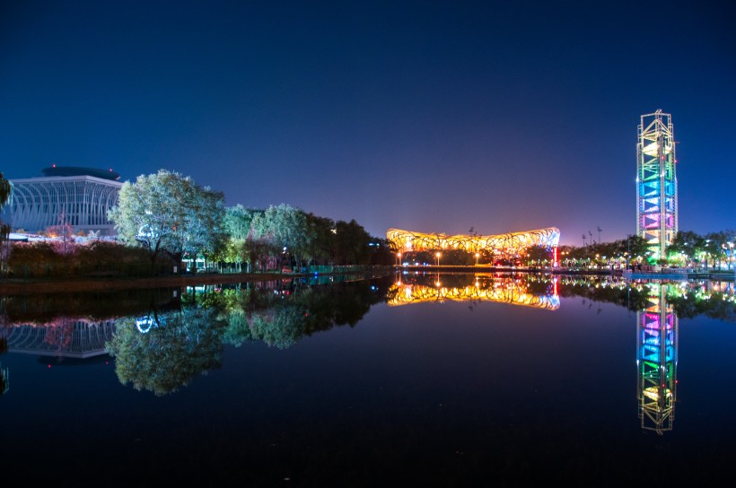 夜晚城市的水中倒影图片(13张)