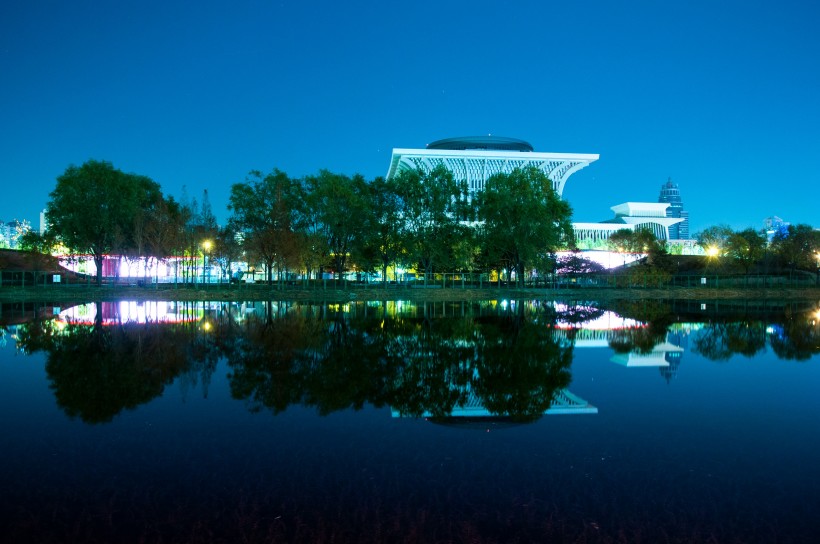 夜晚城市的水中倒影图片(13张)