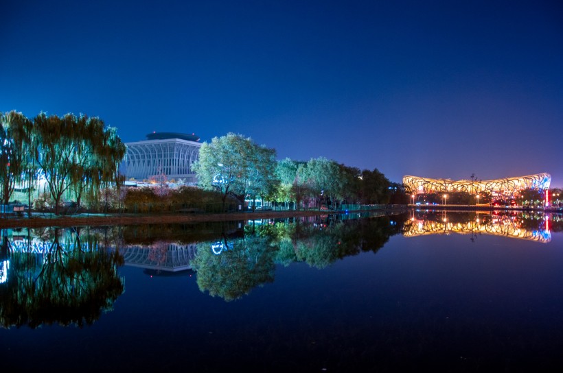 夜晚城市的水中倒影图片(13张)