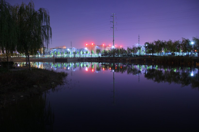 夜晚城市的水中倒影图片(13张)