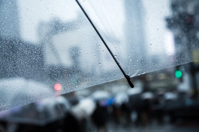 雨天街道打伞的人们图片(9张)