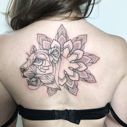 适合女生的后背漂亮花朵纹身图片