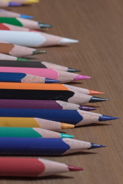 颜色多种多样的彩色铅笔图片(12张)