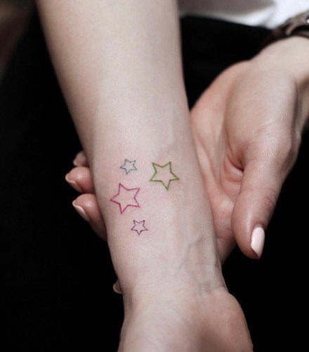 小清新的一串串的五角星纹身作品
