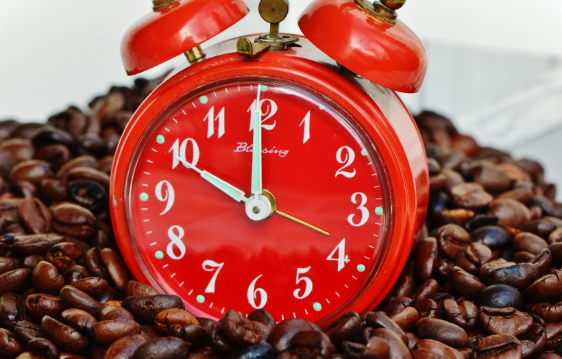 红色闹钟和咖啡豆放在一起图片(10张)