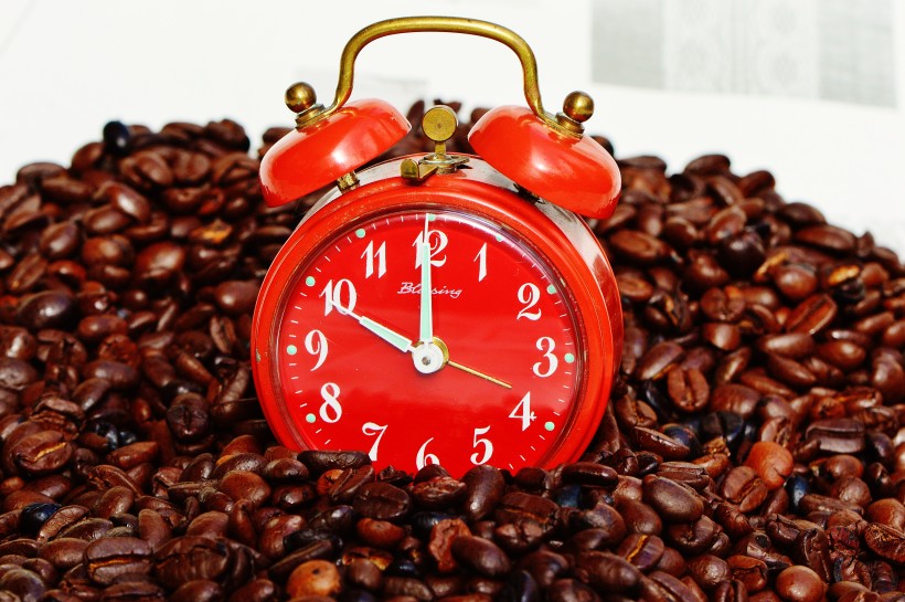 红色闹钟和咖啡豆放在一起图片(10张)
