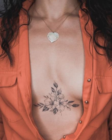 女性双乳之间的性感胸口梵花纹身图案