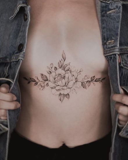 女性双乳之间的性感胸口梵花纹身图案