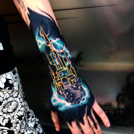 手臂重彩色梦幻感觉的纹身图案