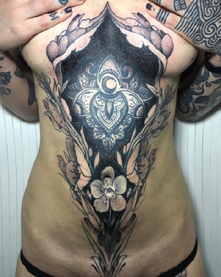 女性胸部到小腹部个性的纹身图案9张