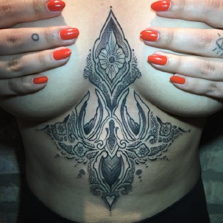 女性胸部到小腹部个性的纹身图案9张