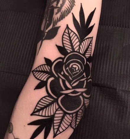 黑色的一朵玫瑰花朵纹身图案