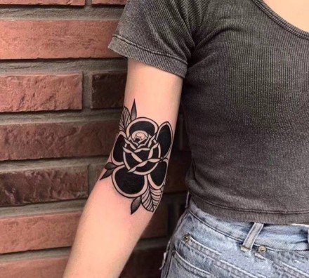 黑色的一朵玫瑰花朵纹身图案