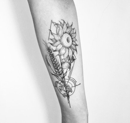 好看的一组向日葵花朵纹身图片