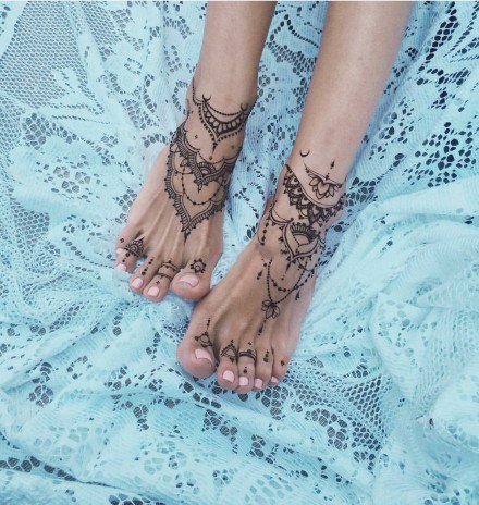 两只脚背上很好看的梵花纹身图案