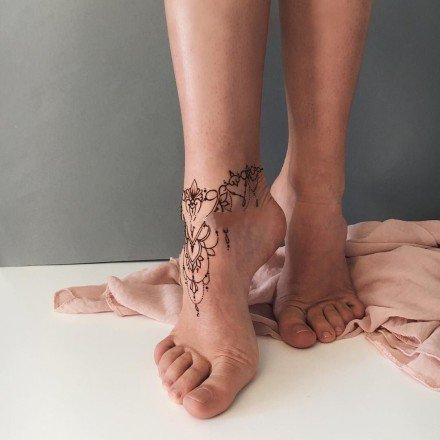 两只脚背上很好看的梵花纹身图案