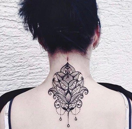 适合女生纹在后背脊柱处的唯美梵花纹身图案