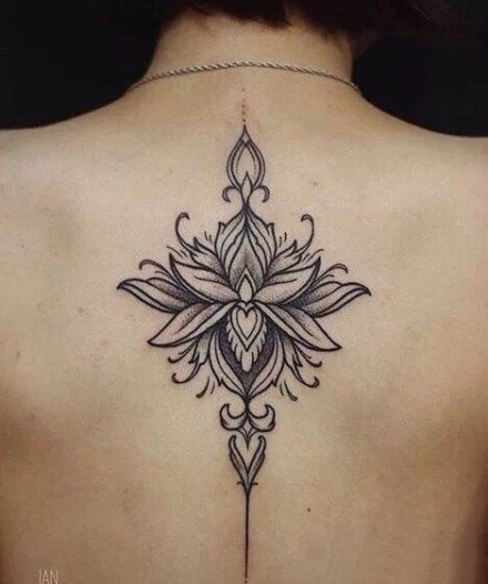 适合女生纹在后背脊柱处的唯美梵花纹身图案