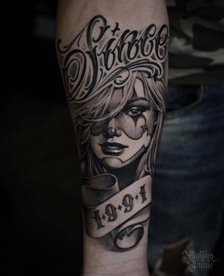包手臂的暗黑灰素描女郎纹身图案