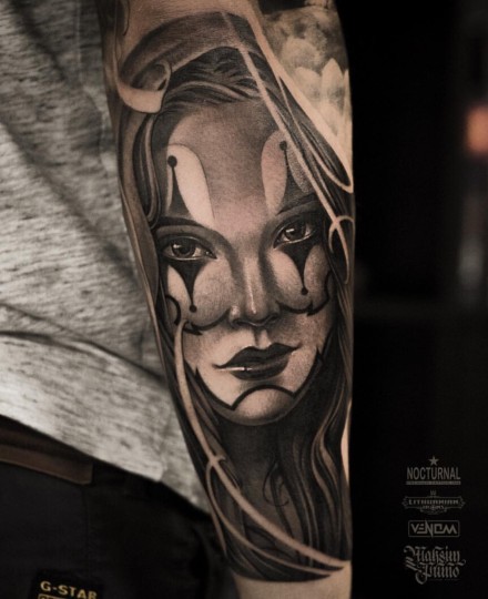 包手臂的暗黑灰素描女郎纹身图案