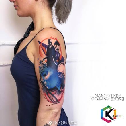 手臂上的抽象水彩人像纹身图案欣赏