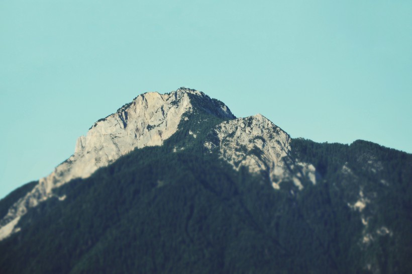 陡峭的山峰图片(10张)
