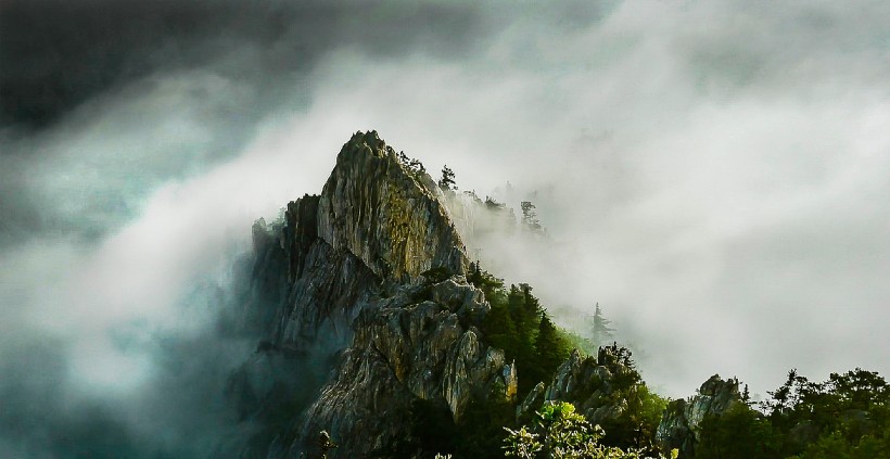 陡峭的山峰图片(10张)