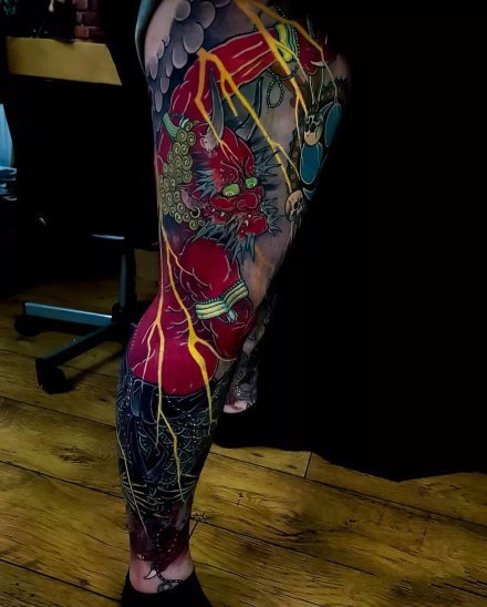 传统风格的霸气大花腿纹身作品欣赏
