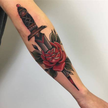 红色玫瑰花与刀具匕首结合的纹身图案