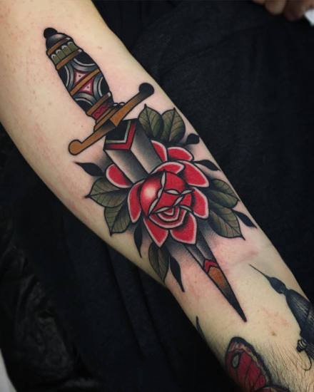 红色玫瑰花与刀具匕首结合的纹身图案