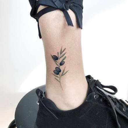 脚踝位置的超小清新花朵纹身作品