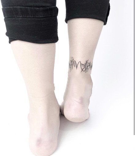 脚踝处环绕脚部的一组脚环纹身图案