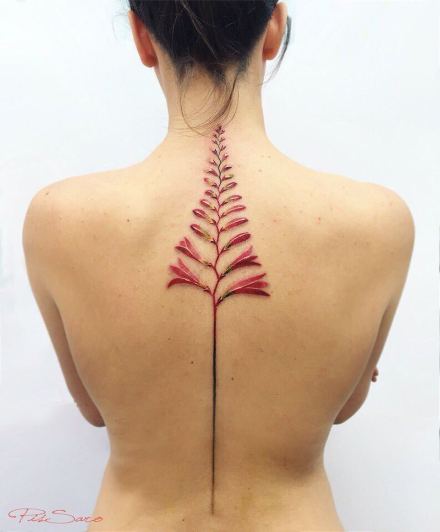 纹在脊柱上的脊椎之花纹身图案