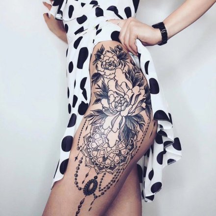女士大腿侧部性感梵花纹身作品欣赏