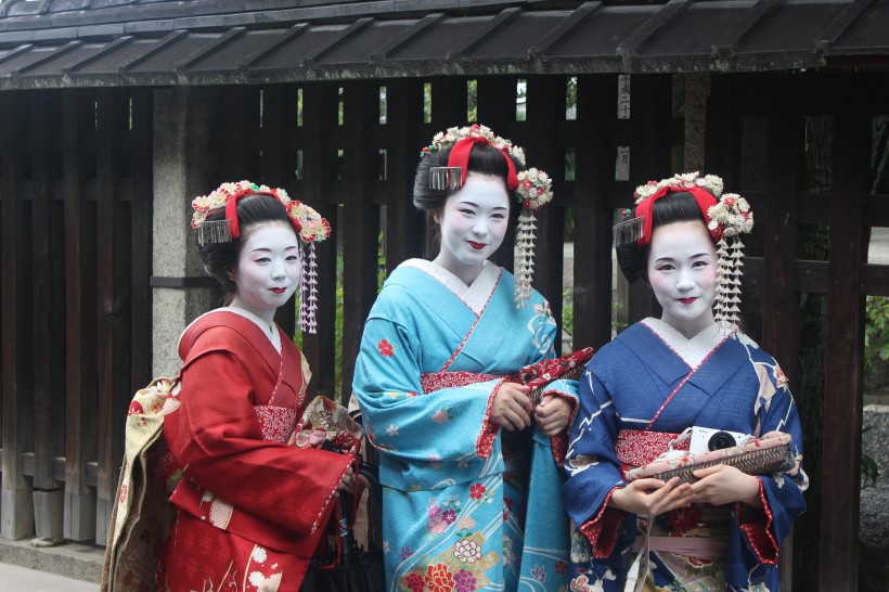 穿着和服的年轻日本女孩图片(10张)