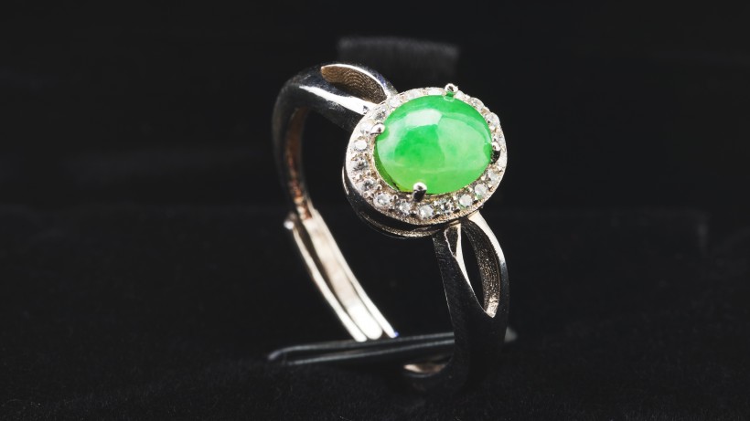 翠绿精制的玉石戒指图片(8张)