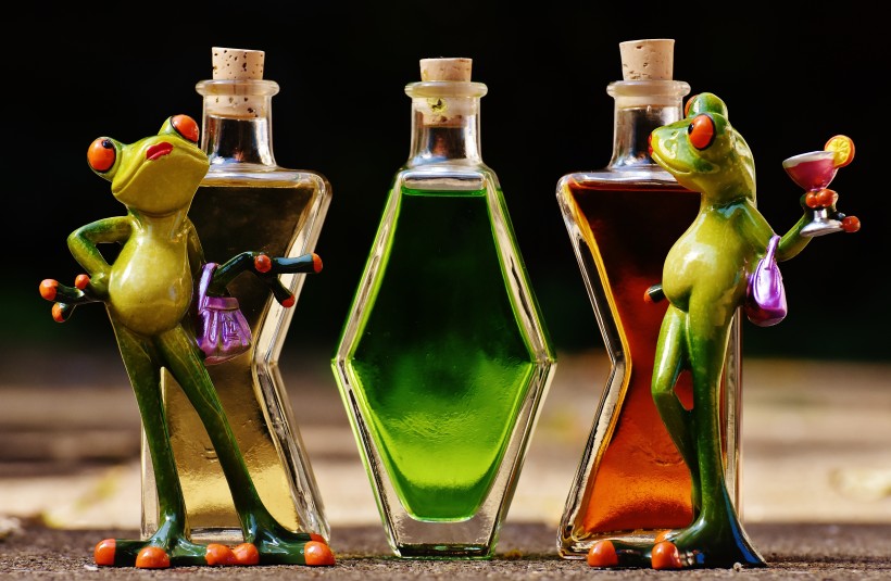 青蛙玩具与鸡尾酒放在一起图片(10张)