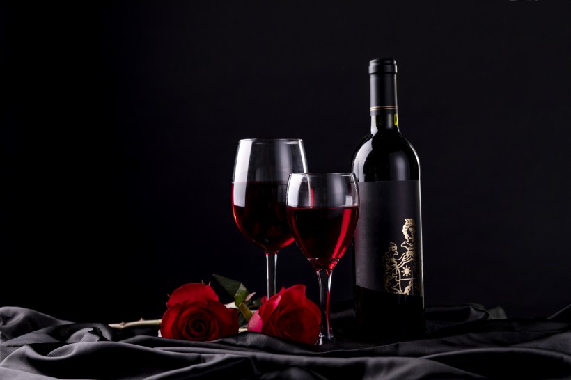 高雅的红酒和红酒杯图片(8张)