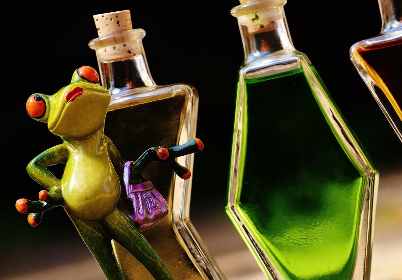 青蛙玩具与鸡尾酒放在一起图片(10张)