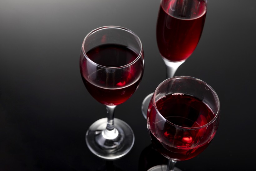 高雅的红酒和红酒杯图片(8张)