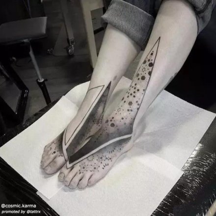 脚面上的一组脚部背面纹身图案欣赏