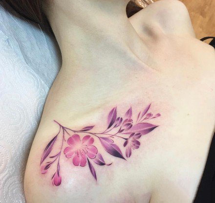 好看的女生锁骨肩部小清新花朵纹身图案
