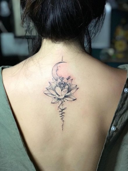 好看的女生锁骨肩部小清新花朵纹身图案