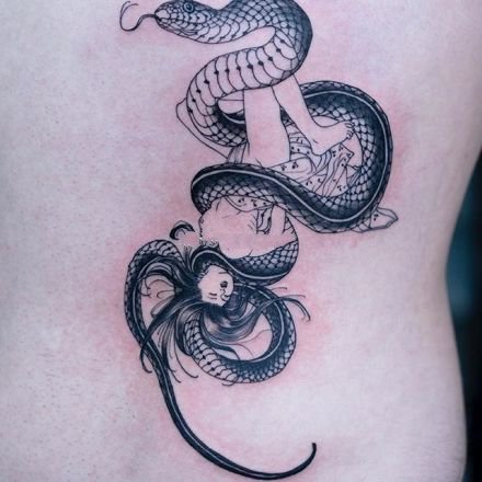 传统的9张经典黑蛇纹身图案