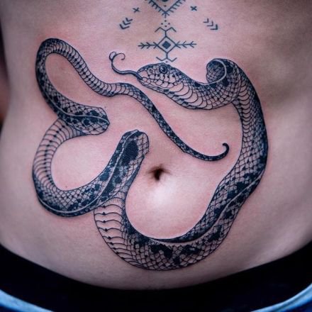 传统的9张经典黑蛇纹身图案