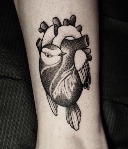 暗黑色的9张心脏纹身图案赏析