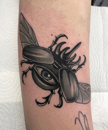 暗黑色调的一组昆虫纹身图片欣赏