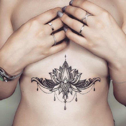 女性胸下性感的一组梵花纹身作品图片欣赏